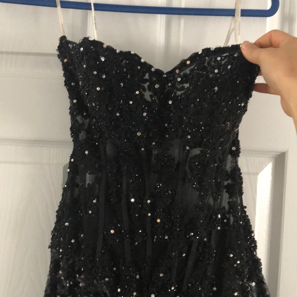 Tony Bowls Evening Gown. Stunning sequence dress. - Picture 4 of 7